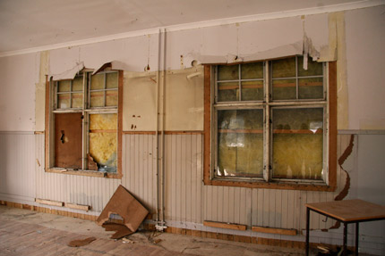 Gamla igensatta fönster hittas i en utbildningsal på andra våningen.
