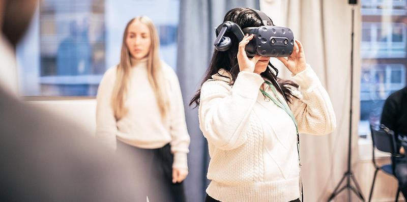 Att till exempel öva bemötande eller skarp inrymning i sina egna lokaler med hjälp av VR (Virtual Reality) kan hjälpa mycket inför en skarp situation. Foto: Therése Larsson