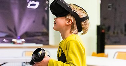 Yngre barn som testar VR-glasögon. Foto: Josefine Karlsson