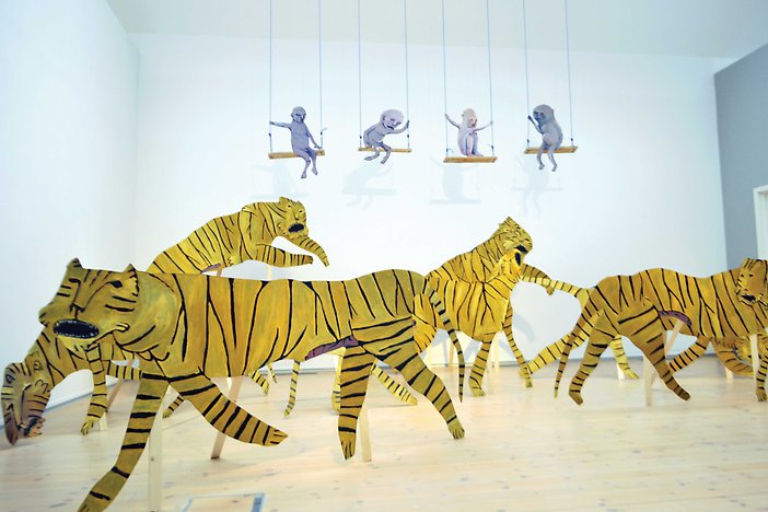Konstverk av Jesper Thour föreställande tigrar och apor.