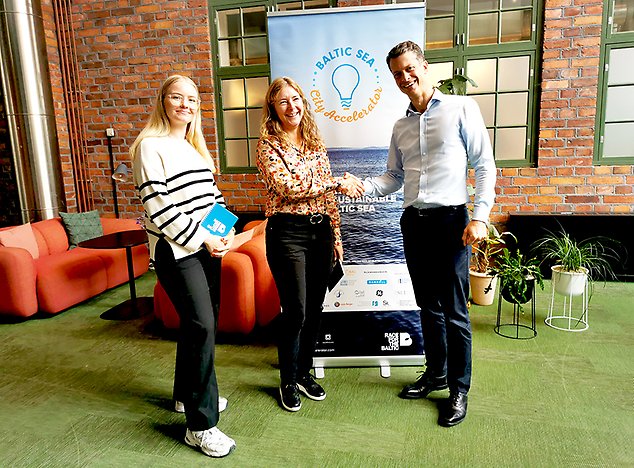 På bilden ses Maja Larsson klimatstrateg, Jenny Herbertsson miljöstrateg/vattensamordnare och  Peter Wiwen-Nilsson, VD för Race For The Baltic.