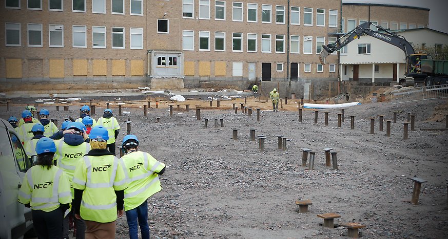Elever på studiebesök på bygget av nya Järvenskolan.