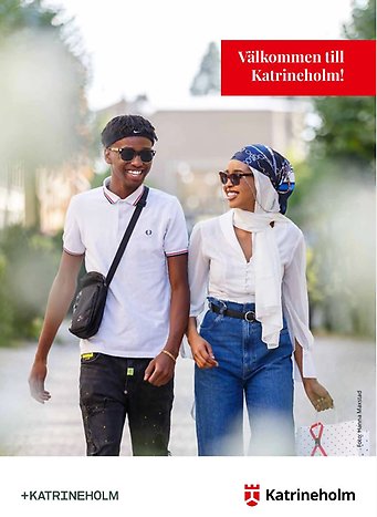 Omslagsbild till broschyren Välkommen till Katrineholm. Två glada personer går på en gata i centrum.