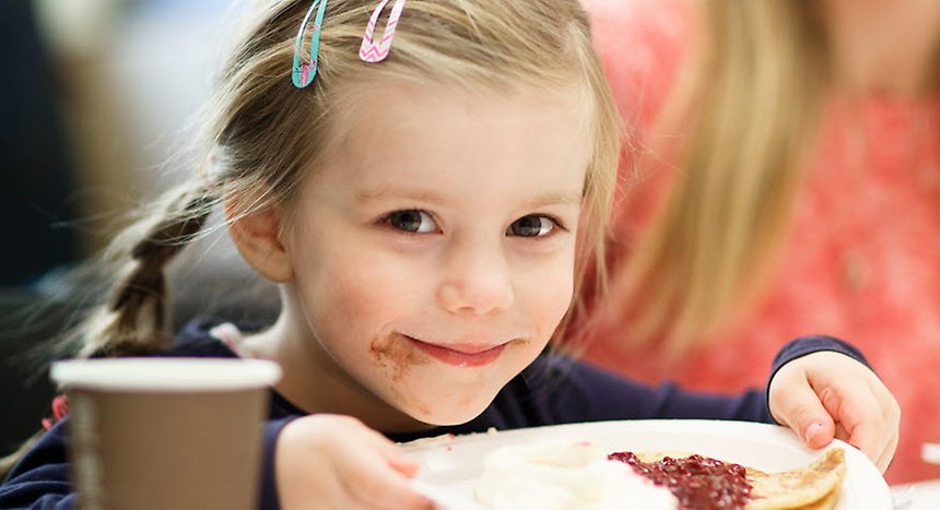 Barn som äter pannkaka, foto: Hanna Maxstad