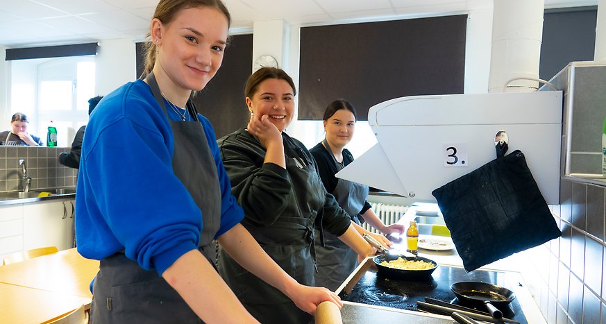 Eleverna Elin Andersson, Stina Liimatainen och Tyra Söderling i köket.
