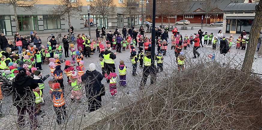 Förskolebarn hoppar tillsammans på Stortorget i Katrineholm.