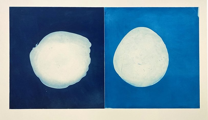 Konstverk av Jenny Olsson. Två vita former på blå bakgrund.